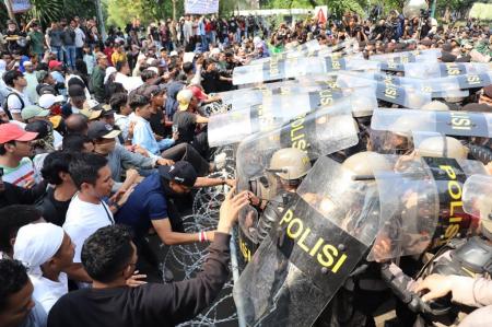Eksekusi Hotel Sultan Ricuh, 27 Aparat TNI-Polri Luka Imbas Lemparan Batu