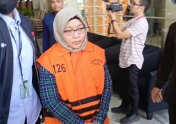 Pakai Rompi Oranye, ASN BPK Digiring ke Mobil Tahanan usai Terjaring OTT KPK