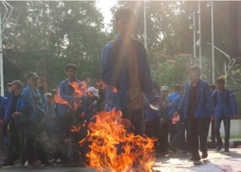 Demo Mahasiswa di DPR Memanas: Mulai Lakukan Aksi Pembakaran
