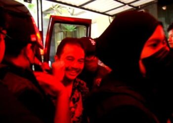 Roy Suryo Tiba di Polda Metro jelang Pelimpahan, Kepalkan Tangan