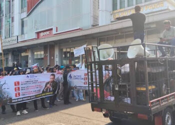 Kantor Hotman Paris di Kelapa Gading Digeruduk Massa: Basmi Advokat Pembela Koruptor!