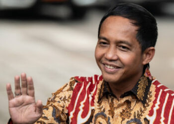 Amplop di Meja Menteri