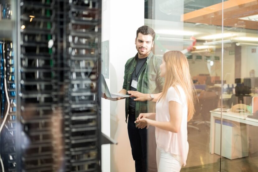 Colleagues discussing in office server room. FOTO/Freepik.
