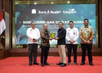 Direktur Bisnis Bank Aceh, Erwin Konadi bersama Kepala Cabang PT Taspen (Persero) Banda Aceh saat penyerahan plakat, Kamis (30/7/2026). FOTO/Dok. BAS untuk HAI. Ⓒ Hak cipta foto di atas dikembalikan sesungguhnya kepada pemilik foto