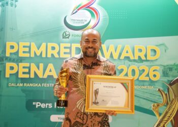 Direktur Utama PT Bank Aceh Syariah, Fadhil Ilyas, menerima penghargaan Pemred Award 2026 kategori Corporate Leadership – The Best Communication pada malam penganugerahan Festival Forum Pimpinan Redaksi Multimedia Indonesia yang berlangsung di Hotel Alana Yogyakarta, Sabtu (18/7/2026). FOTO/Dok. BAS untuk HAI. Ⓒ Hak cipta foto di atas dikembalikan sesungguhnya kepada pemilik foto