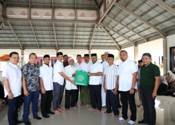 Direktur Utama PT Bank Aceh Syariah, Fadhil Ilyas, bersama jamaah haji Kloter 2 asal Aceh melaksanakan ziarah dan doa bersama di makam Habib Abdurrahman bin Alwi Al-Habsyi (Habib Bugak) di Gampong Pante Peusangan, Kecamatan Jangka, Kabupaten Bireuen, Sabtu (25/7/2026). FOTO/Dok. BAS untuk HAI. Ⓒ Hak cipta foto di atas dikembalikan sesungguhnya kepada pemilik foto