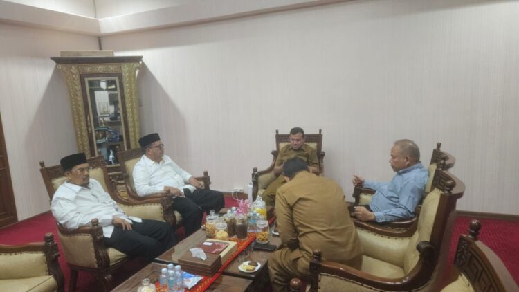 Ketua Umum Persaudaraan (PIRA), Ir. Zakaria Agani, bersama Sekretaris Umum Zulkifli M. Ali dan jajaran Dewan Penasehat PIRA yang dipimpin Sulaiman Abda, melakukan audiensi dengan Wakil Gubernur Aceh Fadhlullah, yang akrab disapa Dekfad, di ruang kerja Wakil Gubernur Aceh, Senin (20/7/2026). FOTO/Dok. PIRA untuk HAI. Ⓒ Hak cipta foto di atas dikembalikan sesungguhnya kepada pemilik foto