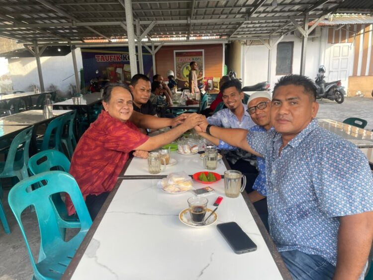 Silaturrahmi pertemuan antara pengurus Persatuan Panahan Indonesia (PERPANI) Kota Medan dan PERPANI Kota Banda Aceh yang berlangsung di Warkop Taufik, kawasan Pocut Baren, Banda Aceh, Kamis (23/7/2026). FOTO/Dok. PERPANI untuk HAI.