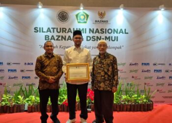 Prof. Dr. H. Muhammad Yasir Yusuf, MA., Ketua Dewan Pengawas Syariah (DPS) PT Bank Aceh Syariah yang juga menjabat Wakil Rektor Bidang Akademik dan Kelembagaan, menerima Anugerah Kepatuhan Zakat. FOTO/Dok. BAS untuk HAI.