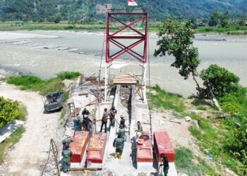 TNI bersama Warga Bangun Tanggul Penahan Jalan Menuju Jembatan Gantung Perintis di Aceh Tenggara