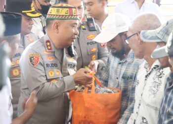 Kapolda Aceh Serahkan 1.000 Paket Sembako untuk Masyarakat Terdampak Bencana di Bireuen