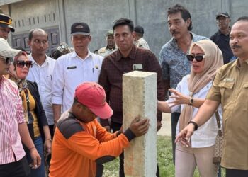 DPRK Aceh Tamiang Saksikan Pembongkaran Tiang PT SMI: Ruang Publik Tak Boleh Dikuasai Sepihak