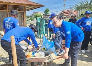 Aksi Langit Biru, Demokrat Aceh Bersihkan Lingkungan Rumah Ibadah