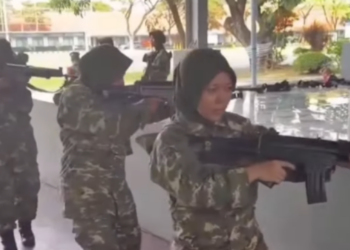 Calon Manajer KDMP Pegang Senjata saat Latsarmil, Dudung: Misal Terjadi Perang, Rakyat Sudah Bisa