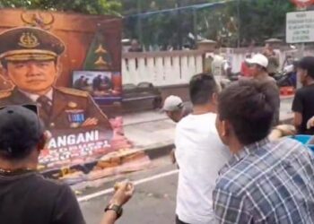 Demo Desak Eks Jampidsus Diadili di Kejati Jatim Memanas! Massa Lempar Telur Busuk