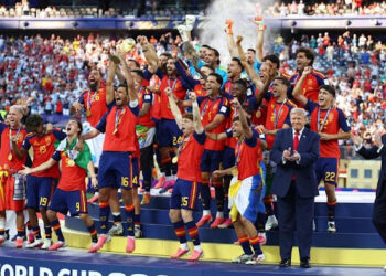 Trump Disoraki Saat Serahkan Trofi Juara Piala Dunia ke Spanyol dan Ikutan Mejeng