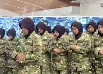 Pakai Pakaian Tentara, Bukan Mukena, Sholat Berjamaah Wanita Calon Manajer KDMP Disorot