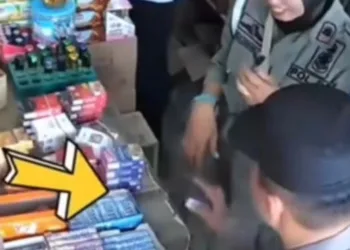 2 Oknum Satpol PP Aceh Utara Terekam CCTV Ambil Rokok Pedagang saat Razia