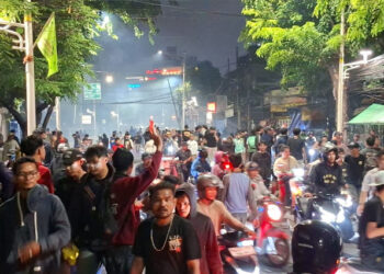 Kembang Api Massa Aksi Versus Gas Air Mata Polisi, Demo 27 Agustus Masih Lanjut!