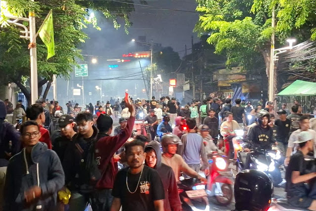 Kembang Api Massa Aksi Versus Gas Air Mata Polisi, Demo 27 Agustus Masih Lanjut!