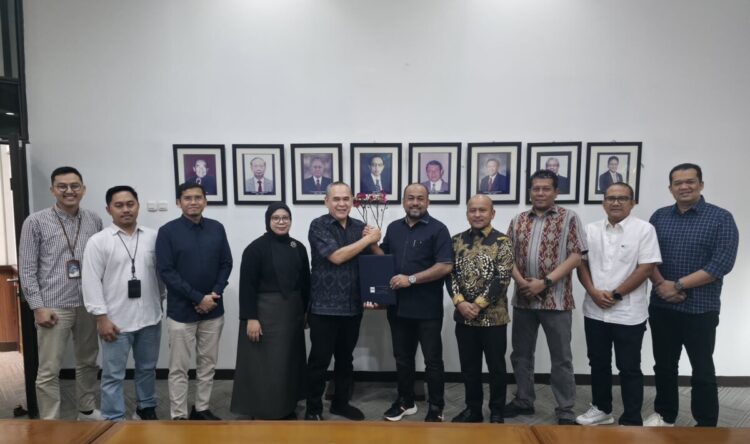 Direktur Utama Bank Aceh Syariah, Fadhil Ilyas melakukan langkah strategis dalam mempersiapkan diri menjadi bank devisa melalui pertemuan dengan Lembaga Pengembangan Perbankan Indonesia (LPPI) di Gedung LPPI, Jakarta, Jumat (14/8/2026). FOTO/Dok. BAS untuk HAI. Ⓒ Hak cipta foto di atas dikembalikan sesungguhnya kepada pemilik foto
