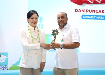Penghargaan bergengsi tersebut diserahkan langsung oleh Ketua Dewan Komisioner Otoritas Jasa Keuangan (OJK), Friderica Widyasari Dewi, kepada Direktur Utama Bank Aceh Syariah, Fadhil Ilyas, dalam puncak peringatan Hari Indonesia Menabung dan Bulan Literasi Keuangan 2026 yang berlangsung di Sekolah Rakyat 13 Bekasi, Jumat (28/8). FOTO/Dok. BAS untuk HAI. Ⓒ Hak cipta foto di atas dikembalikan sesungguhnya kepada pemilik foto