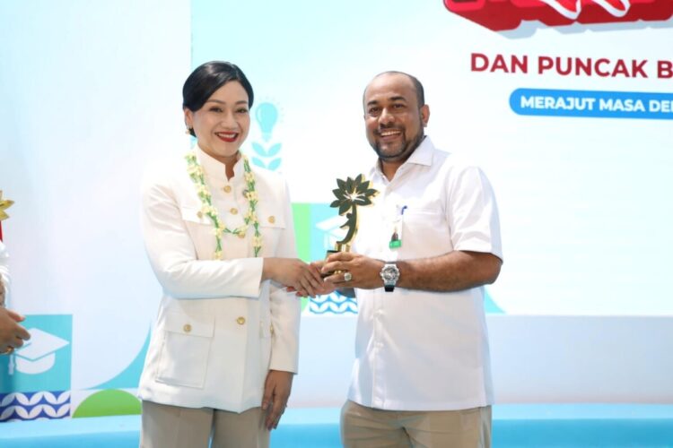 Penghargaan bergengsi tersebut diserahkan langsung oleh Ketua Dewan Komisioner Otoritas Jasa Keuangan (OJK), Friderica Widyasari Dewi, kepada Direktur Utama Bank Aceh Syariah, Fadhil Ilyas, dalam puncak peringatan Hari Indonesia Menabung dan Bulan Literasi Keuangan 2026 yang berlangsung di Sekolah Rakyat 13 Bekasi, Jumat (28/8). FOTO/Dok. BAS untuk HAI. Ⓒ Hak cipta foto di atas dikembalikan sesungguhnya kepada pemilik foto