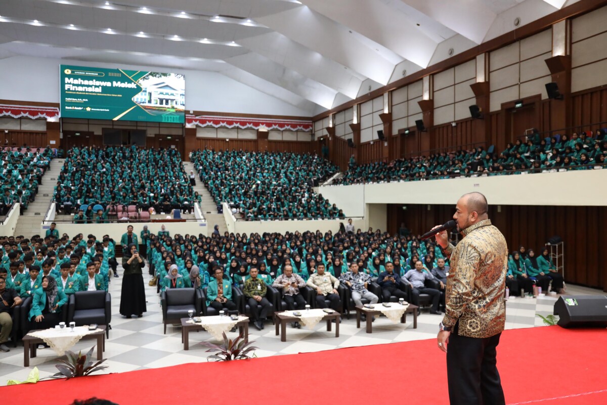 Direktur Utama Bank Aceh Syariah, Fadhil Ilyas bekali Mahasiswa Baru Universitas Syiah Kuala (USK) tentang literasi keuangan di Gedung AAC, Banda Aceh, Rabu (12/8/2026). FOTO/Dokter. BAS untuk HAI. Ⓒ Hak cipta foto di atas dikembalikan sesungguhnya kepada pemilik foto