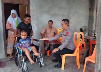 Kapolres Aceh Selatan Bantu Kursi Roda untuk Ikram, Anak Disabilitas di Sawang