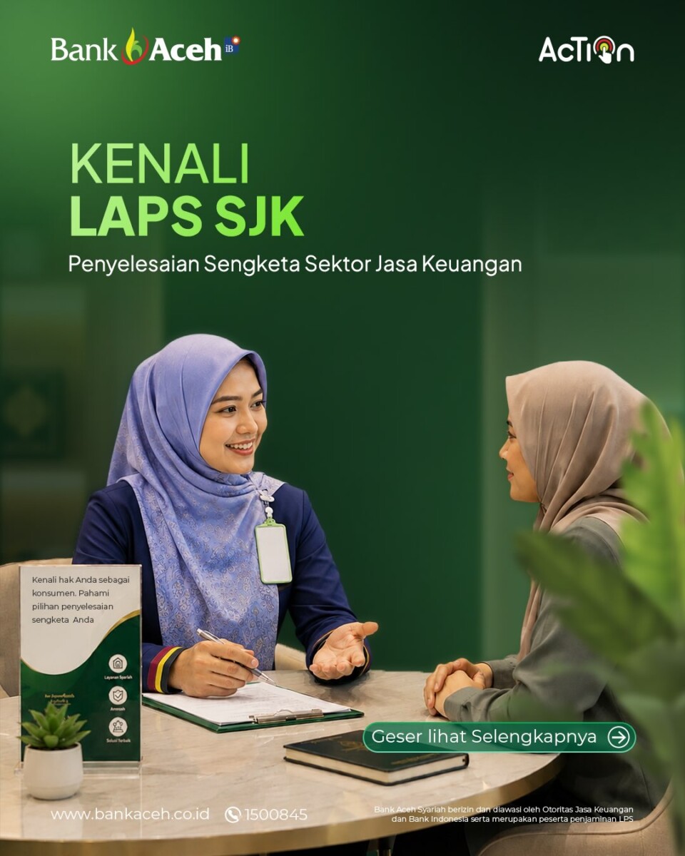 Officer Bank Aceh berhijab biru sedang memberikan konsultasi kepada nasabah di meja layanan, disertai standee "Kenali hak Anda sebagai konsumen. Pahami pilihan penyelesaian sengketa Anda." FOTO/Dok. BAS untuk HAI. 