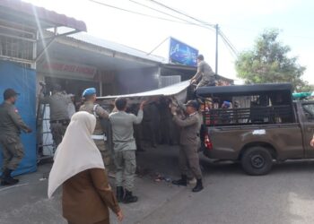 Satpol PP-WH Aceh Besar Tertibkan PKL yang Gunakan Fasilitas Umum di Darussalam