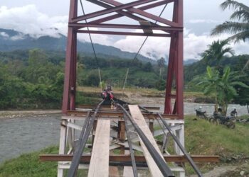 Gotong Royong TNI dan Warga Percepat Pembangunan Jembatan Gantung di Aceh Tenggara