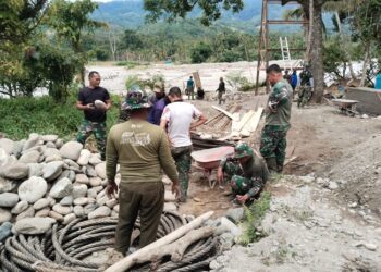 TNI Bersama Warga Lanjutkan Pembangunan Jembatan Gantung di Lawe Ger Ger Aceh Tenggara