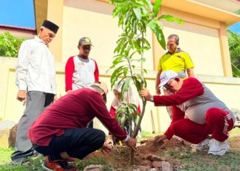 630 Masjid di Aceh Serentak Ikuti Geber Mas, ASN Kemenag Bersihkan Masjid Jami’ Lueng Bata