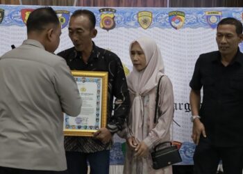 Kapolda Aceh Beri Penghargaan atas Jasa Almarhum Pratu Galuh Nugraha