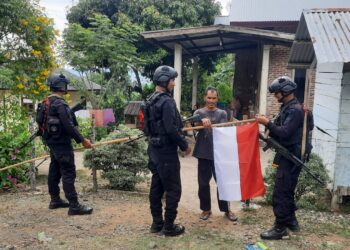 Polda Aceh Bagikan Bendera Merah Putih, Ajak Warga Semarakkan HUT ke-81 RI