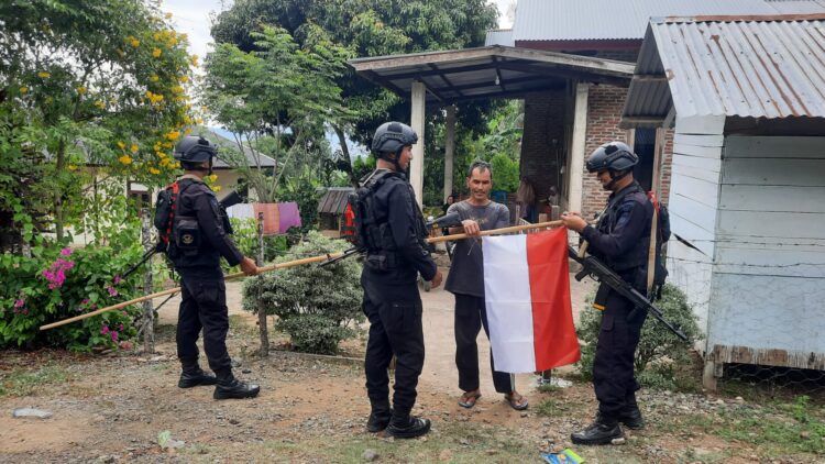 Polda Aceh Bagikan Bendera Merah Putih, Ajak Warga Semarakkan HUT ke-81 RI