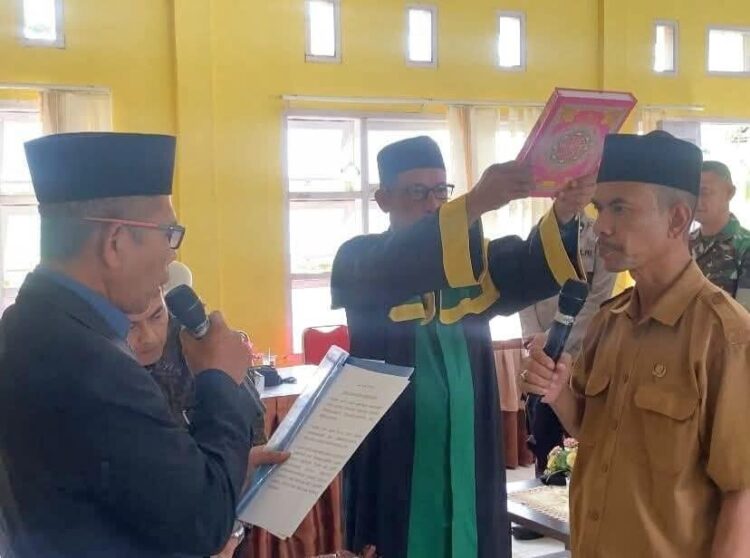 Camat Peukan Bada Lantik Pj Keuchik Pulo Bunta