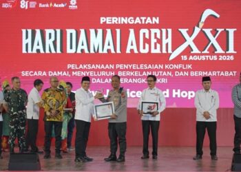 Hadiri Opening Ceremony HDA Ke-21, Kapolda Aceh Terima Penghargaan dari Gubernur di Hari Damai Aceh ke-21
