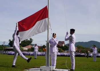 Sembilan Paskibraka SMAN 1 Lhoknga Kibarkan Sang Merah Putih pada Upacara HUT ke-81 RI
