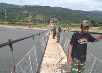 TNI dan Warga Terus Percepat Pembangunan Jembatan Gantung di Kumbang Jaya Aceh Tenggara