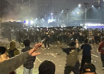 Ricuh, Polisi Tembakan Water Cannon ke Massa Demo DPR