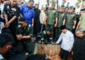 Tangis Mahathir Mohamad Pecah Saat Mengantar Istri ke Peristirahatan Terakhir