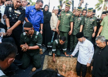 Tangis Mahathir Mohamad Pecah Saat Mengantar Istri ke Peristirahatan Terakhir