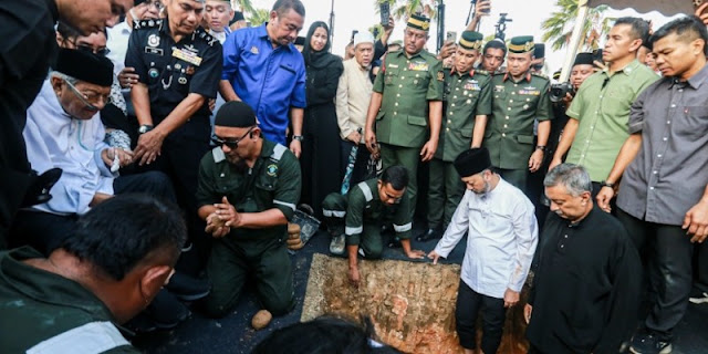 Tangis Mahathir Mohamad Pecah Saat Mengantar Istri ke Peristirahatan Terakhir