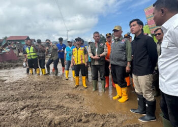Di Tengah Gugatan ke MK, Gibran Turun Temui Korban Banjir Solok
