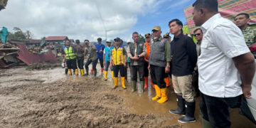 Di Tengah Gugatan ke MK, Gibran Turun Temui Korban Banjir Solok