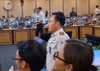 Kalapas Cibinong Kabur dari Wartawan Usai Rapat di DPR