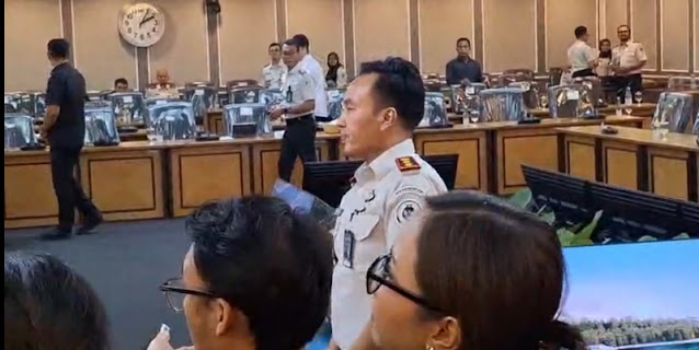 Kalapas Cibinong Kabur dari Wartawan Usai Rapat di DPR