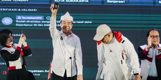 Jokowi Sengaja Tunjukkan KTA PSI di Kandang Prabowo